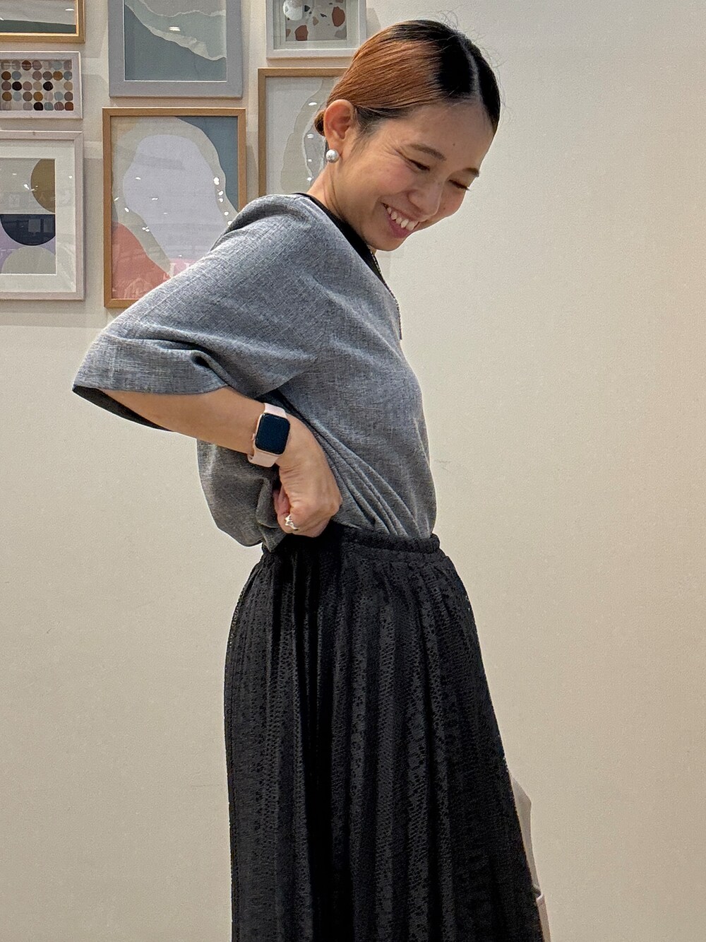 グレー系のシャツ/ブラウス、ブラック系のスカート、ホワイト系のショルダーバッグを着用したレディースの夏コーディネートの4枚目の写真