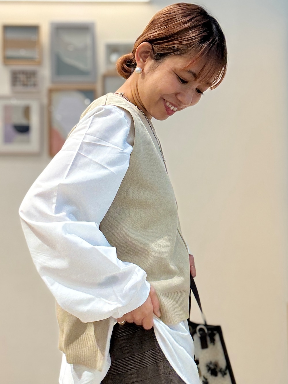 ブラウン系のその他パンツ、ブラック系のパンプス、ブラウン系のトートバッグを着用したレディースの秋コーディネートの5枚目の写真