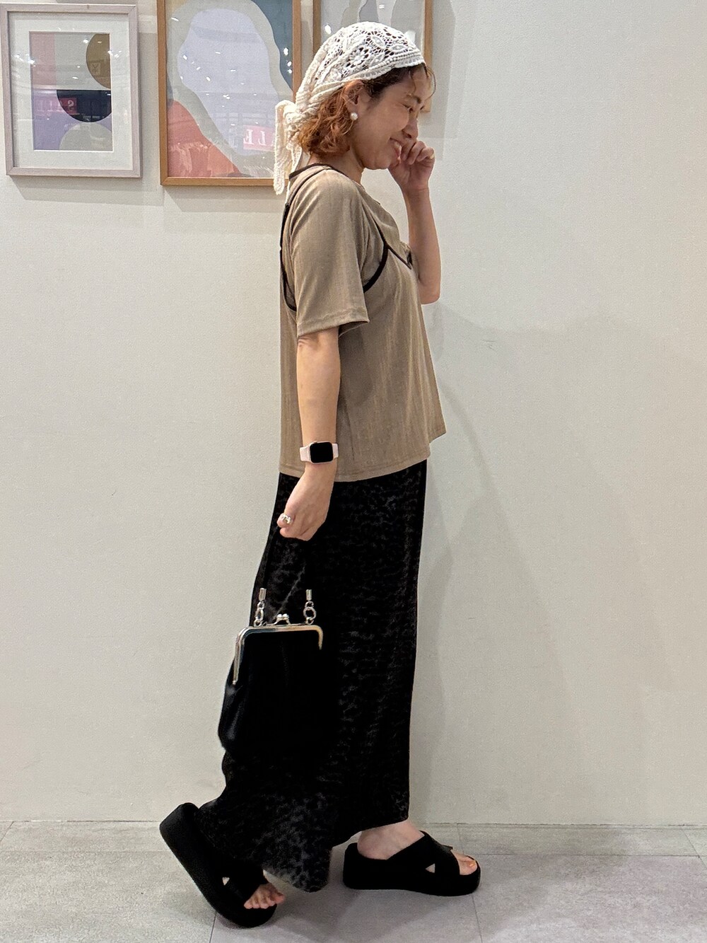 グレー系のスカート、ブラック系のサンダルを着用したレディースの夏コーディネートの2枚目の写真