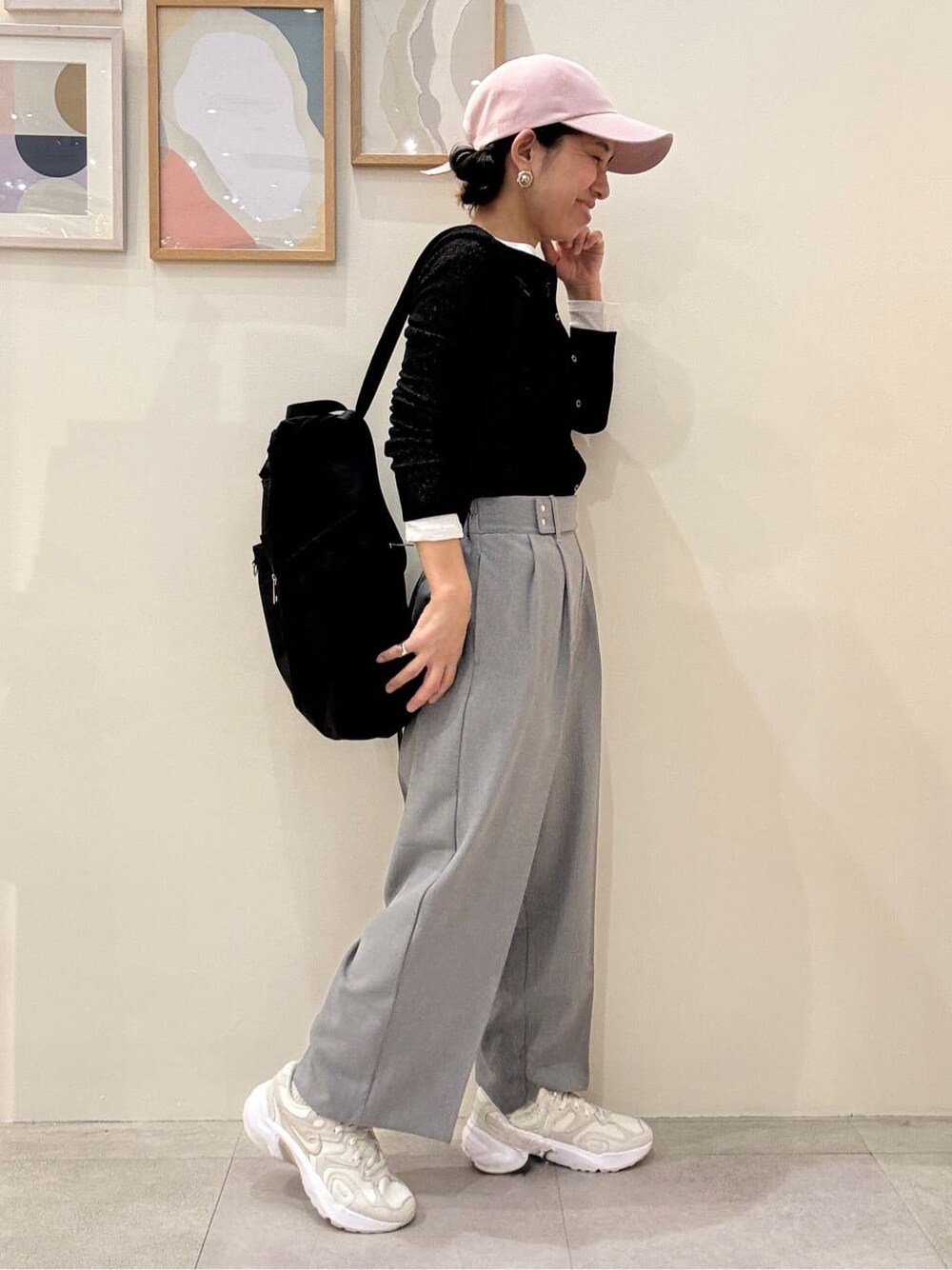 グレー系のその他パンツ、ブラック系のバックパック/リュック、ピンク系のキャップを着用したレディースの春コーディネートの2枚目の写真