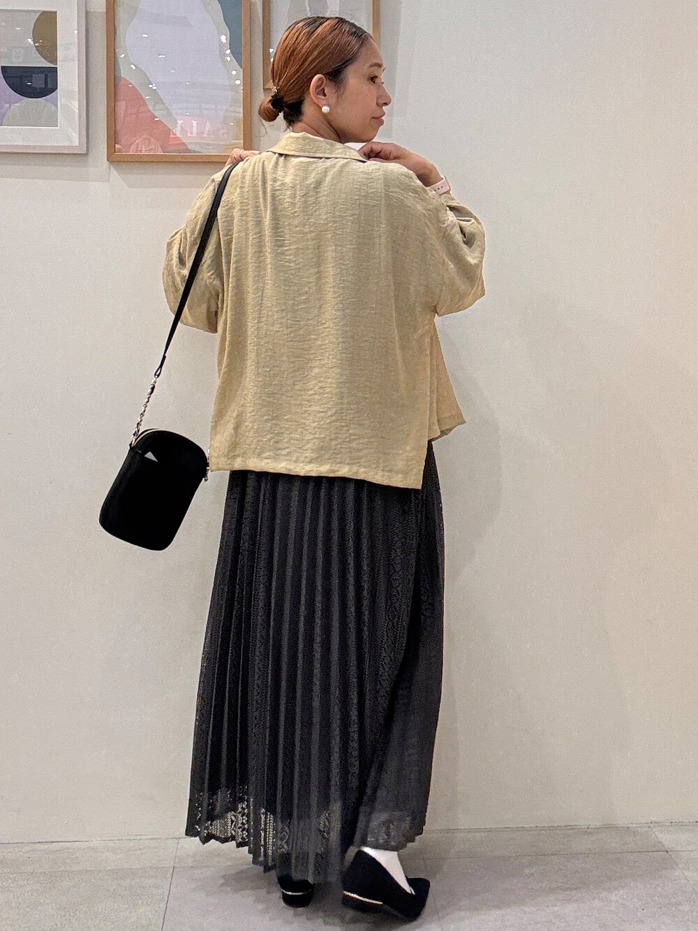 ブラウン系のシャツ/ブラウス、ブラック系のTシャツ/カットソー、ブラック系のスカートを着用したレディースの夏コーディネートの3枚目の写真
