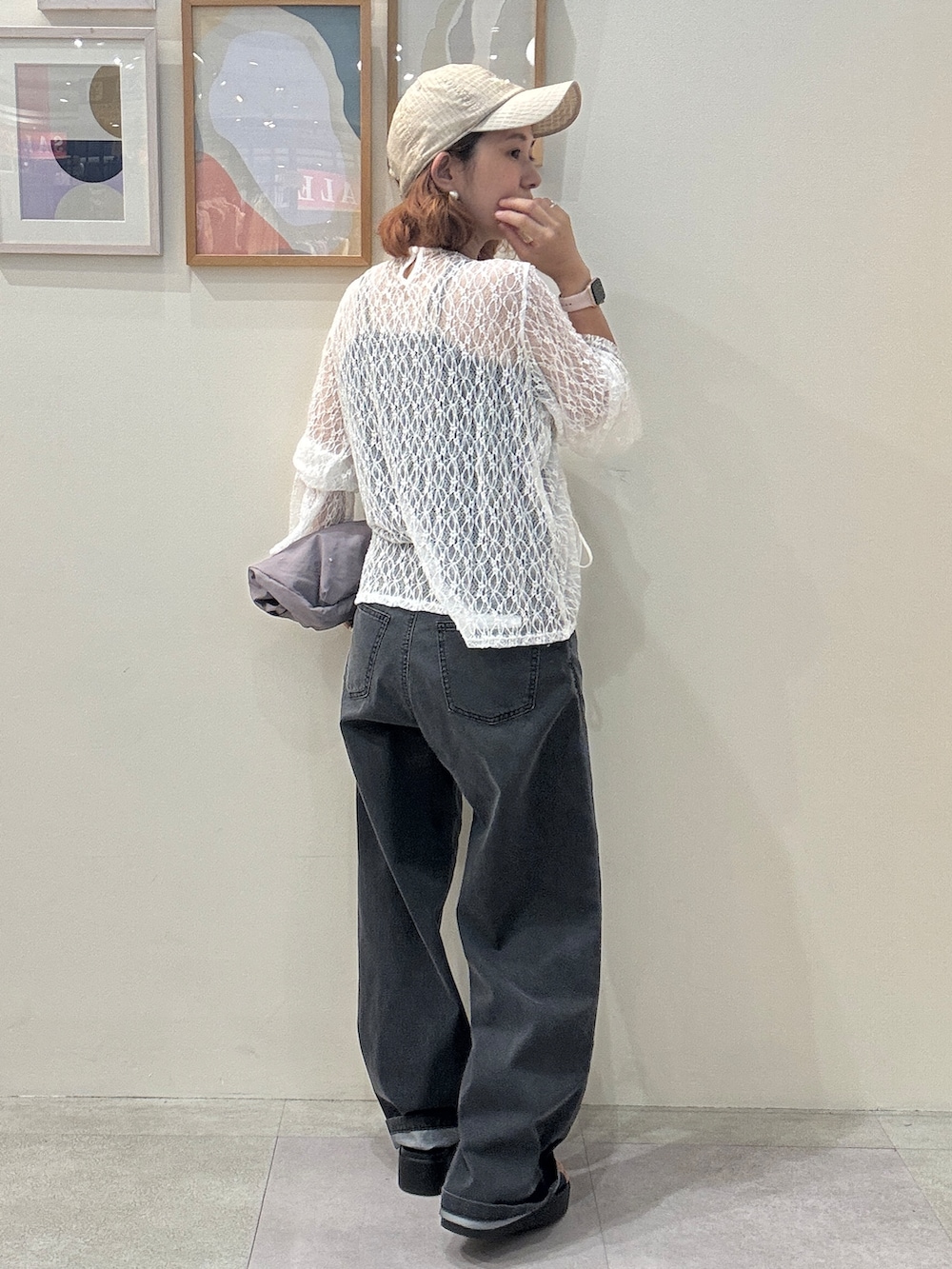 ホワイト系のTシャツ/カットソー、ブラック系のその他パンツ、ブラック系のサンダルを着用したレディースの夏コーディネートの3枚目の写真