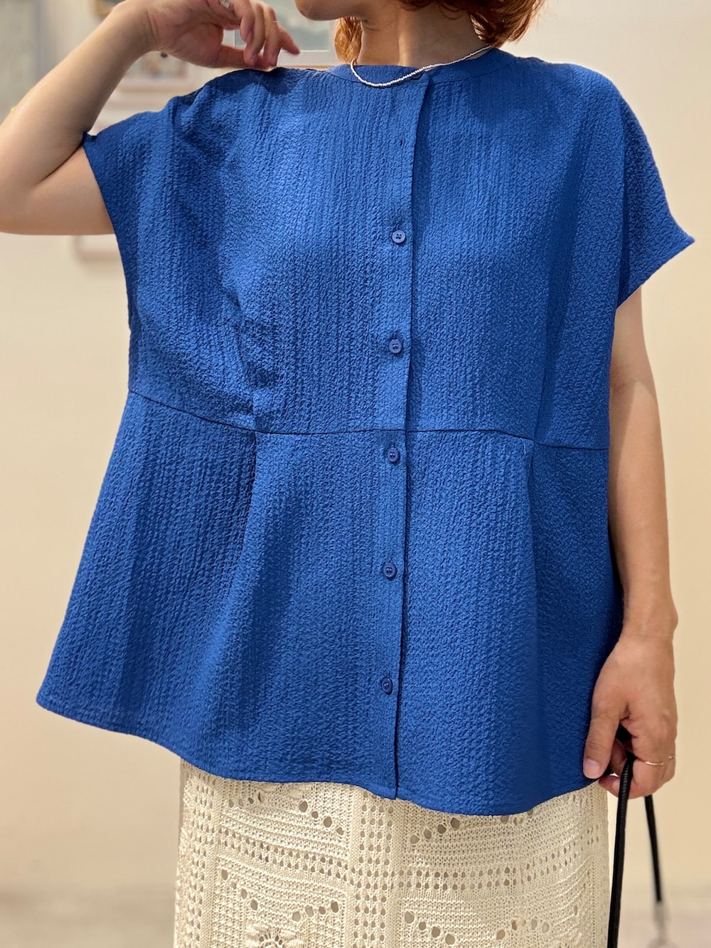 ブルー系のシャツ/ブラウス、ホワイト系のスカート、ブラック系のサンダルを着用したレディースの夏コーディネートの5枚目の写真