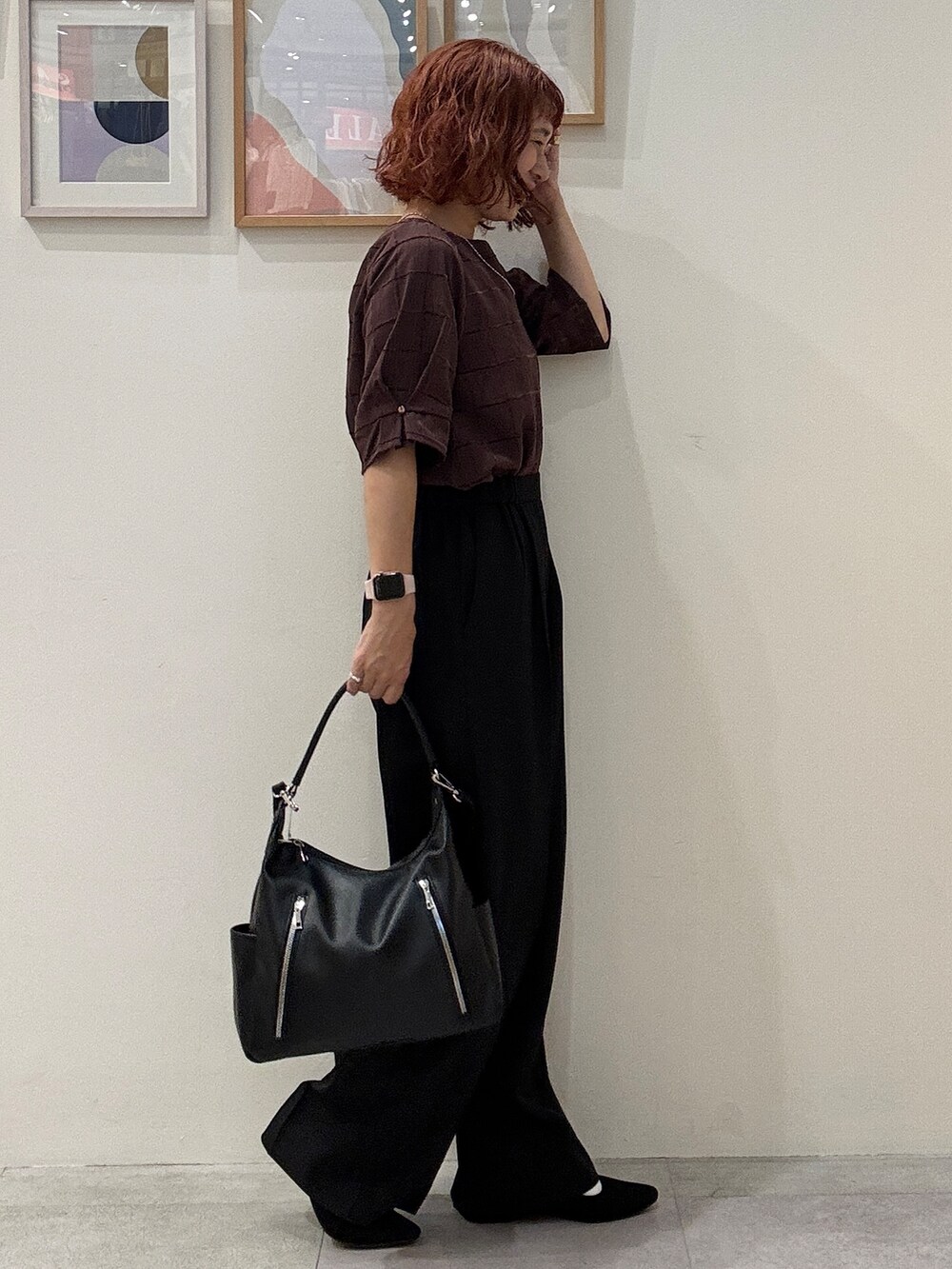 ブラウン系のシャツ/ブラウス、ブラック系のその他パンツ、ブラック系のショルダーバッグを着用したレディースの夏コーディネートの2枚目の写真