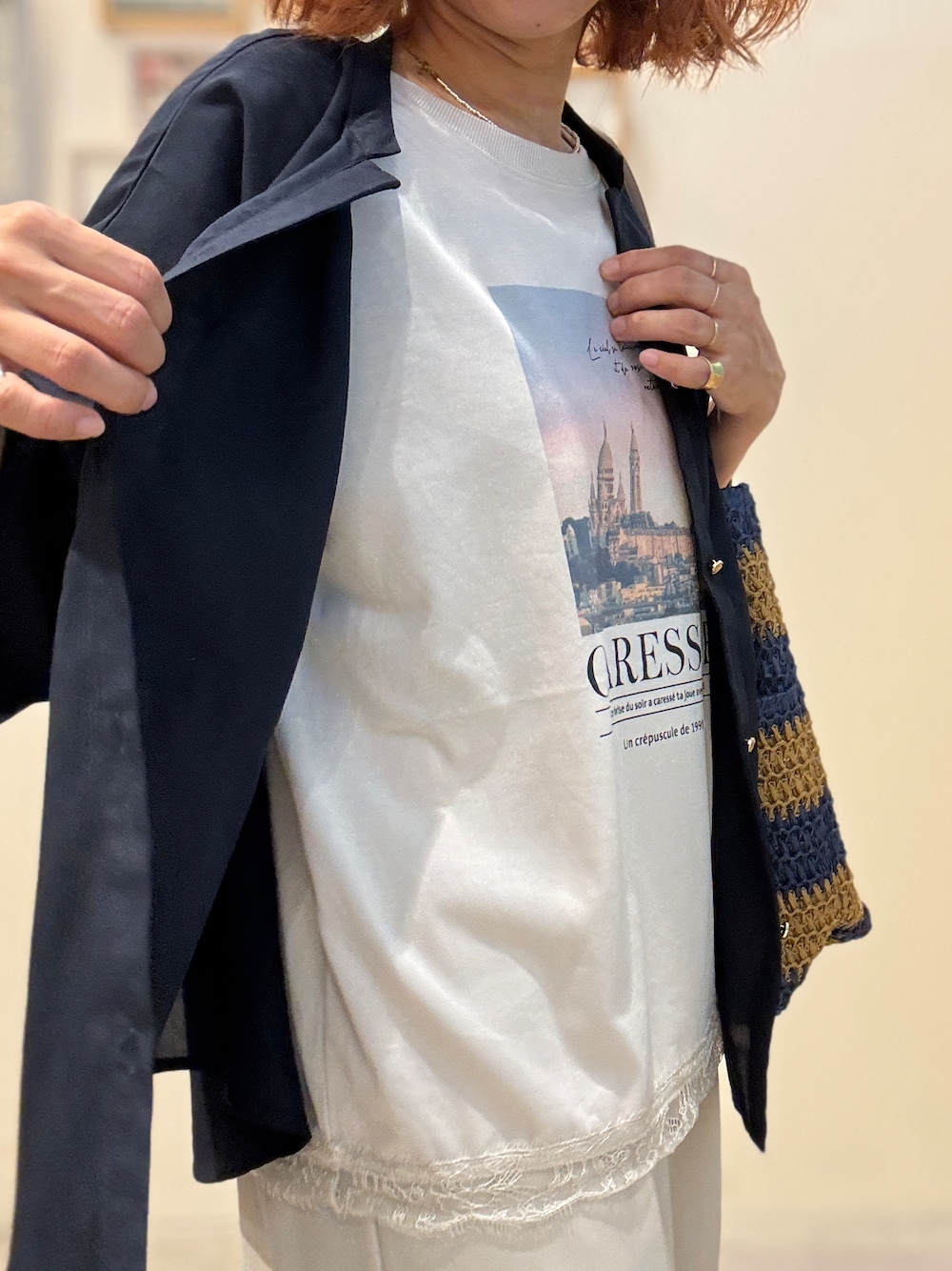 ブルー系のシャツ/ブラウス、ベージュ系のTシャツ/カットソー、グリーン系のその他パンツを着用したレディースの夏コーディネートの4枚目の写真