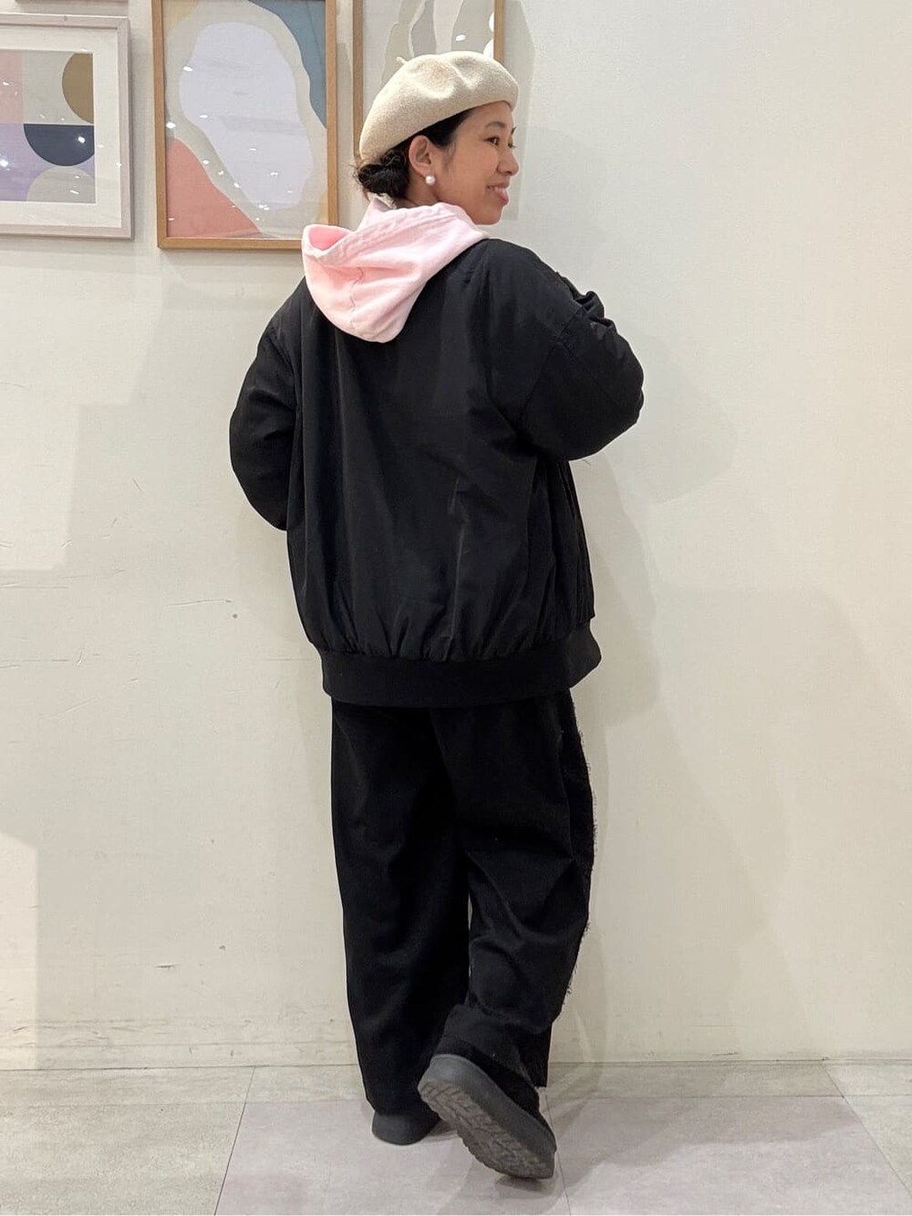 ブラック系のブルゾン、ブラック系のその他パンツ、ピンク系のパーカーを着用したレディースの冬コーディネートの3枚目の写真
