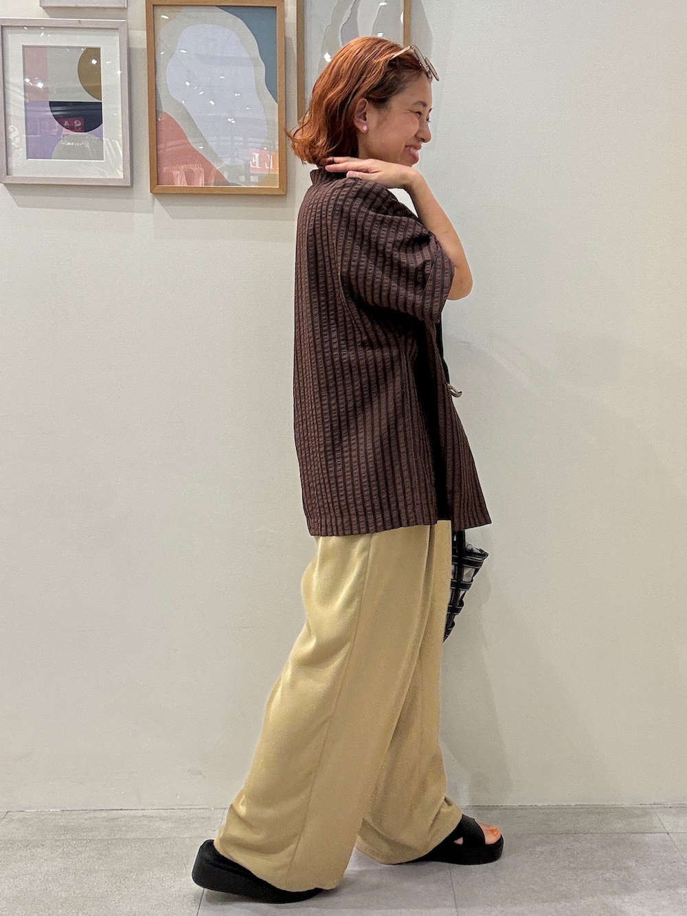 ブラウン系のテーラードジャケット、ブラウン系のTシャツ/カットソー、イエロー系のその他パンツを着用したレディースの夏コーディネートの2枚目の写真