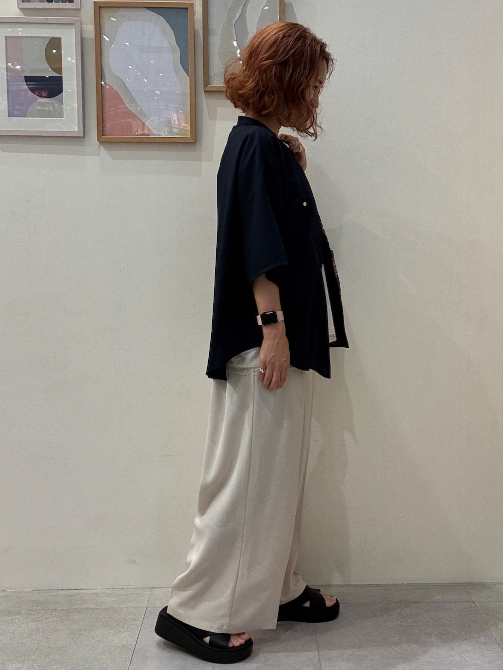 ブルー系のシャツ/ブラウス、ベージュ系のTシャツ/カットソー、グリーン系のその他パンツを着用したレディースの夏コーディネートの2枚目の写真