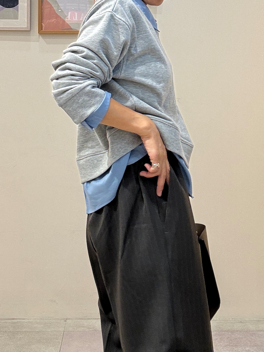 グレー系のTシャツ/カットソー、グレー系のその他パンツ、ブラック系のその他シューズを着用したレディースの秋コーディネートの4枚目の写真