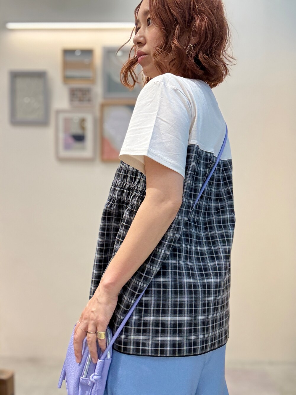ブラック系のTシャツ/カットソー、ブルー系のその他パンツ、パープル系のショルダーバッグを着用したレディースの夏コーディネートの5枚目の写真