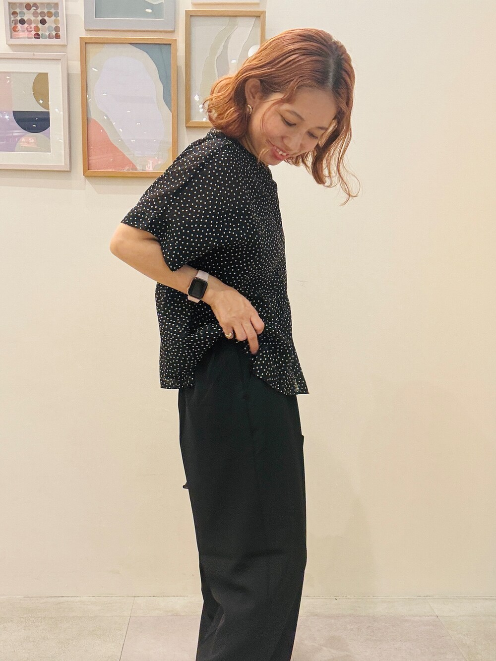 ブラック系のその他パンツ、ブラック系のトートバッグ、ブラック系のサンダルを着用したレディースの夏コーディネートの5枚目の写真