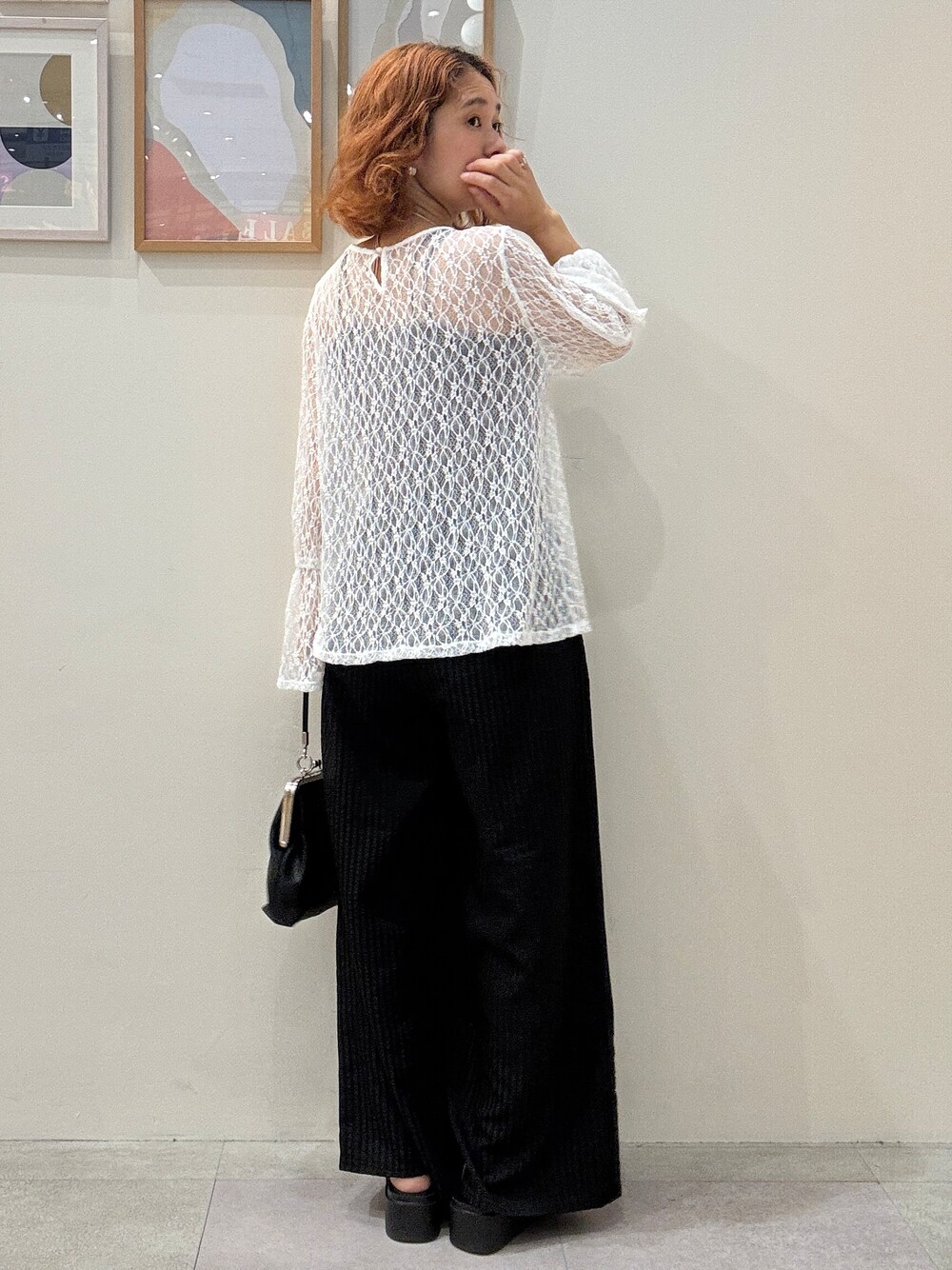 ホワイト系のTシャツ/カットソー、ブラウン系のタンクトップ、ブラック系のその他パンツを着用したレディースの夏コーディネートの3枚目の写真