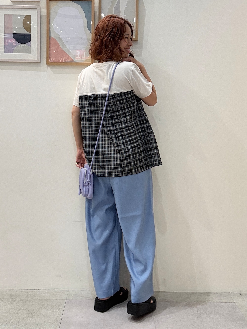 ブラック系のTシャツ/カットソー、ブルー系のその他パンツ、パープル系のショルダーバッグを着用したレディースの夏コーディネートの3枚目の写真