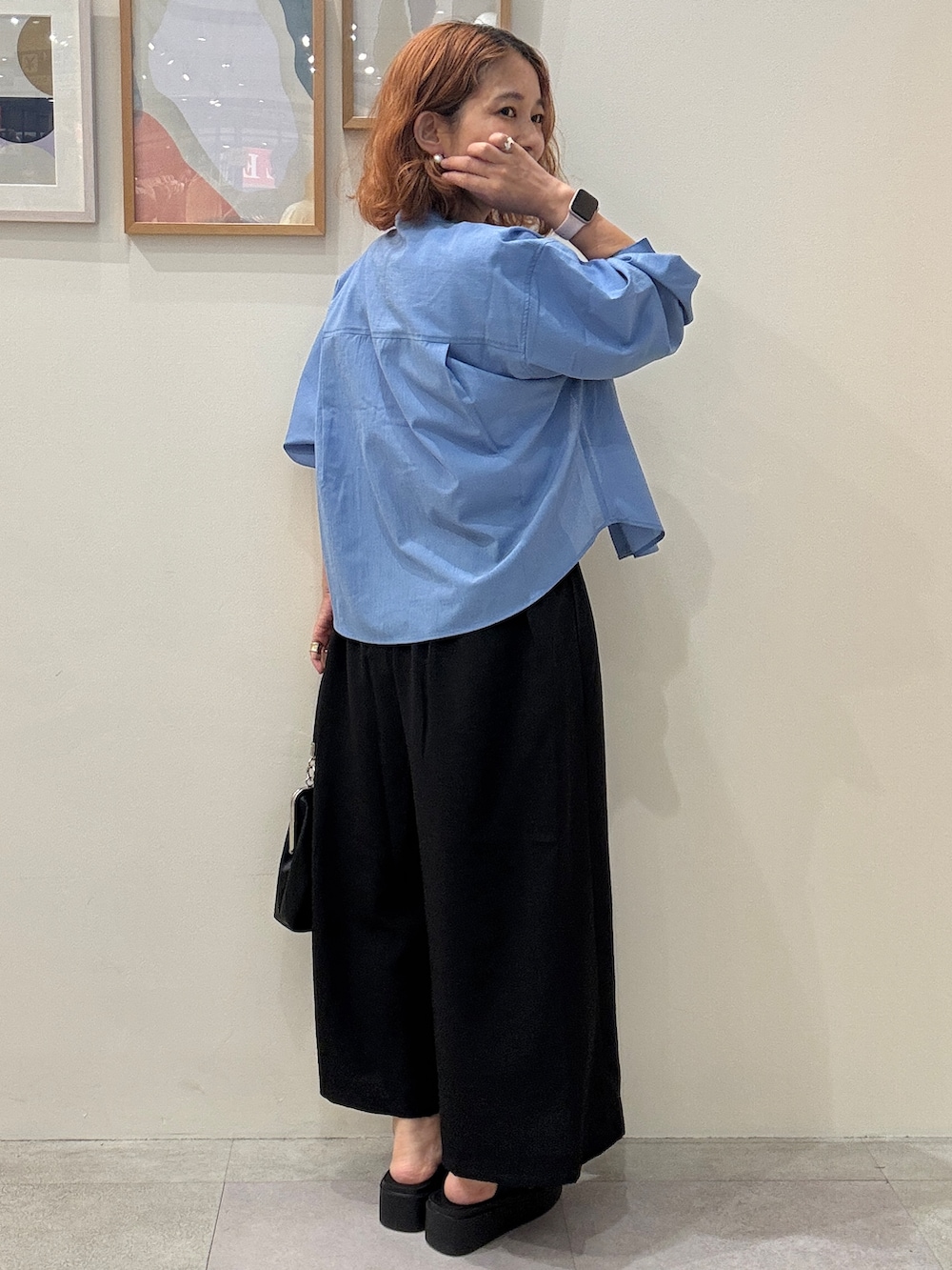 ブルー系のシャツ/ブラウス、ホワイト系のTシャツ/カットソー、ブラック系のその他パンツを着用したレディースの夏コーディネートの3枚目の写真