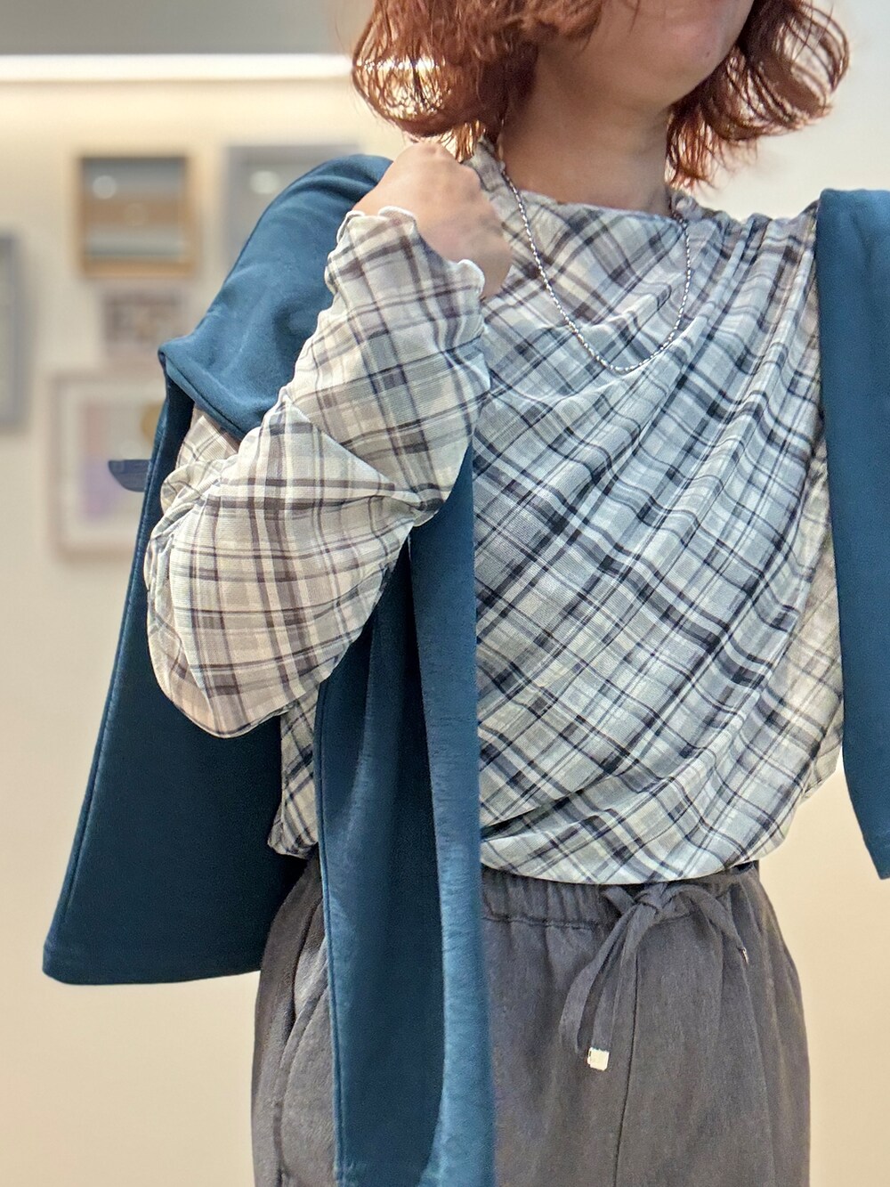グリーン系のカーディガン/ボレロ、グレー系のTシャツ/カットソー、グレー系のその他パンツを着用したレディースの秋コーディネートの5枚目の写真