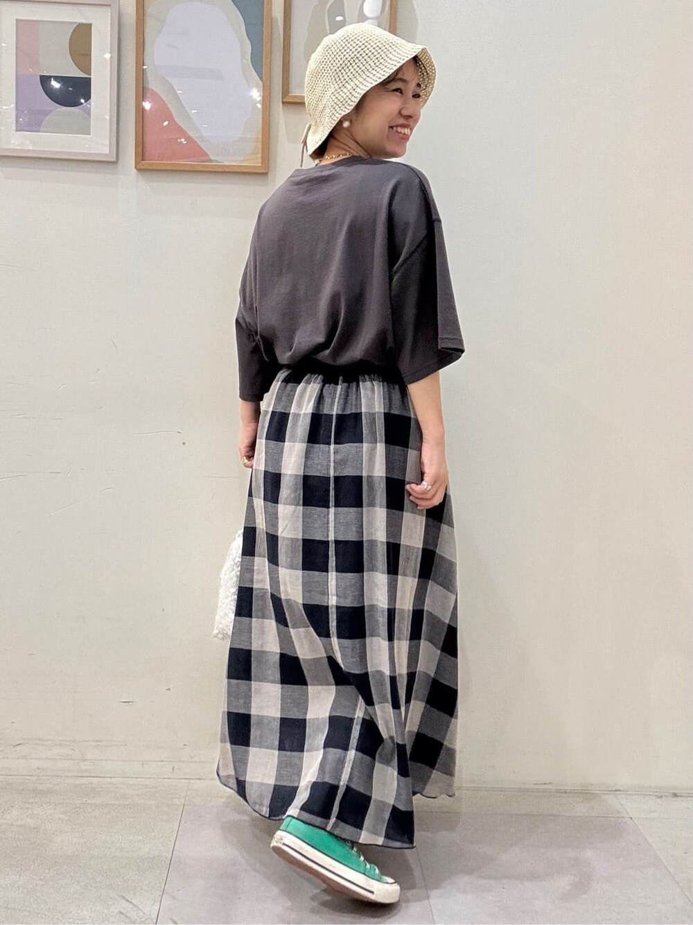 グレー系のTシャツ/カットソー、ブルー系のスカート、ホワイト系のショルダーバッグを着用したレディースの夏コーディネートの3枚目の写真