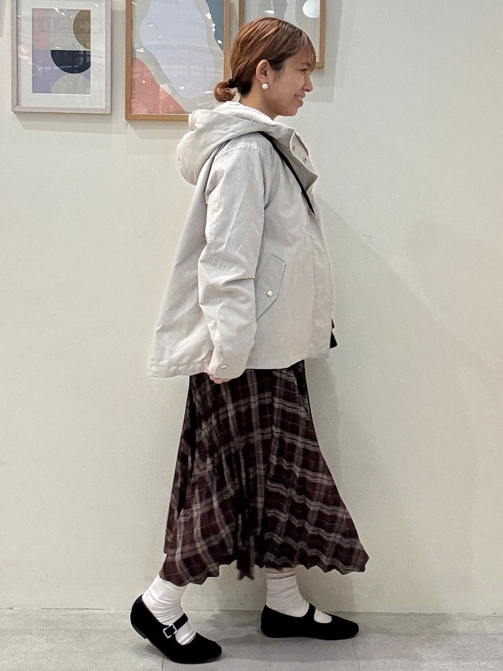 ベージュ系のブルゾン、ピンク系のニット/セーター、ブラック系のショルダーバッグを着用したレディースの秋コーディネートの2枚目の写真