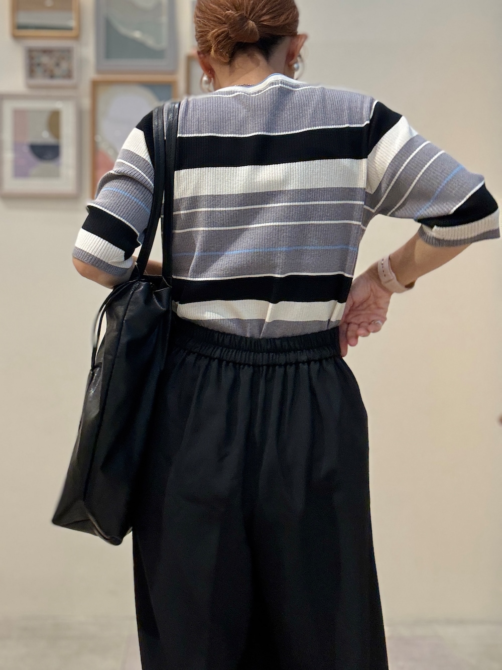 グレー系のニット/セーター、ブラック系のその他パンツ、ブラック系のトートバッグを着用したレディースの夏コーディネートの5枚目の写真