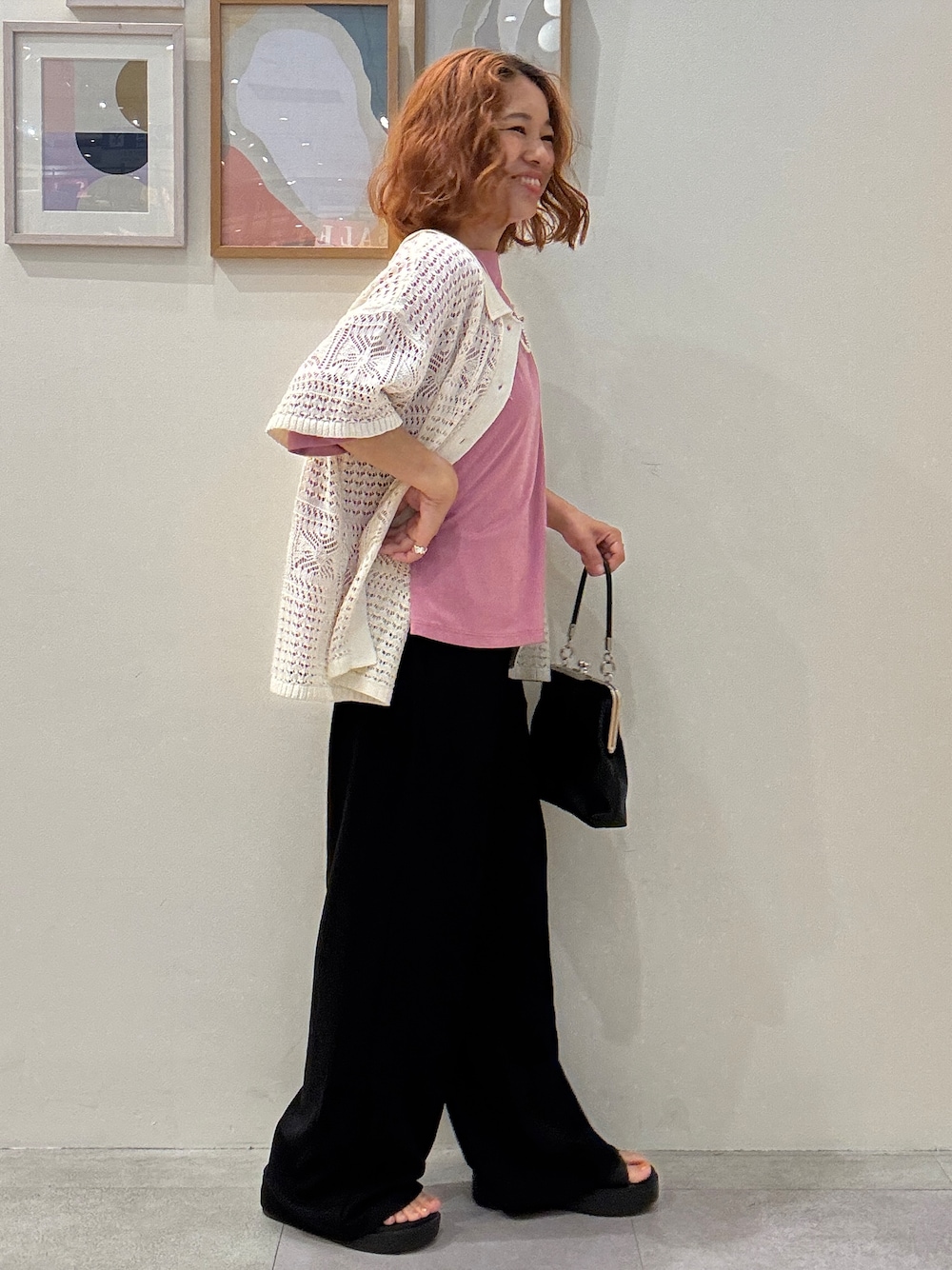 ホワイト系のカーディガン/ボレロ、ピンク系のTシャツ/カットソー、ブラック系のその他パンツを着用したレディースの夏コーディネートの2枚目の写真