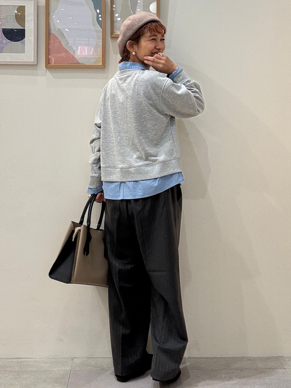 グレー系のTシャツ/カットソー、グレー系のその他パンツ、ブラック系のその他シューズを着用したレディースの秋コーディネートの3枚目の写真