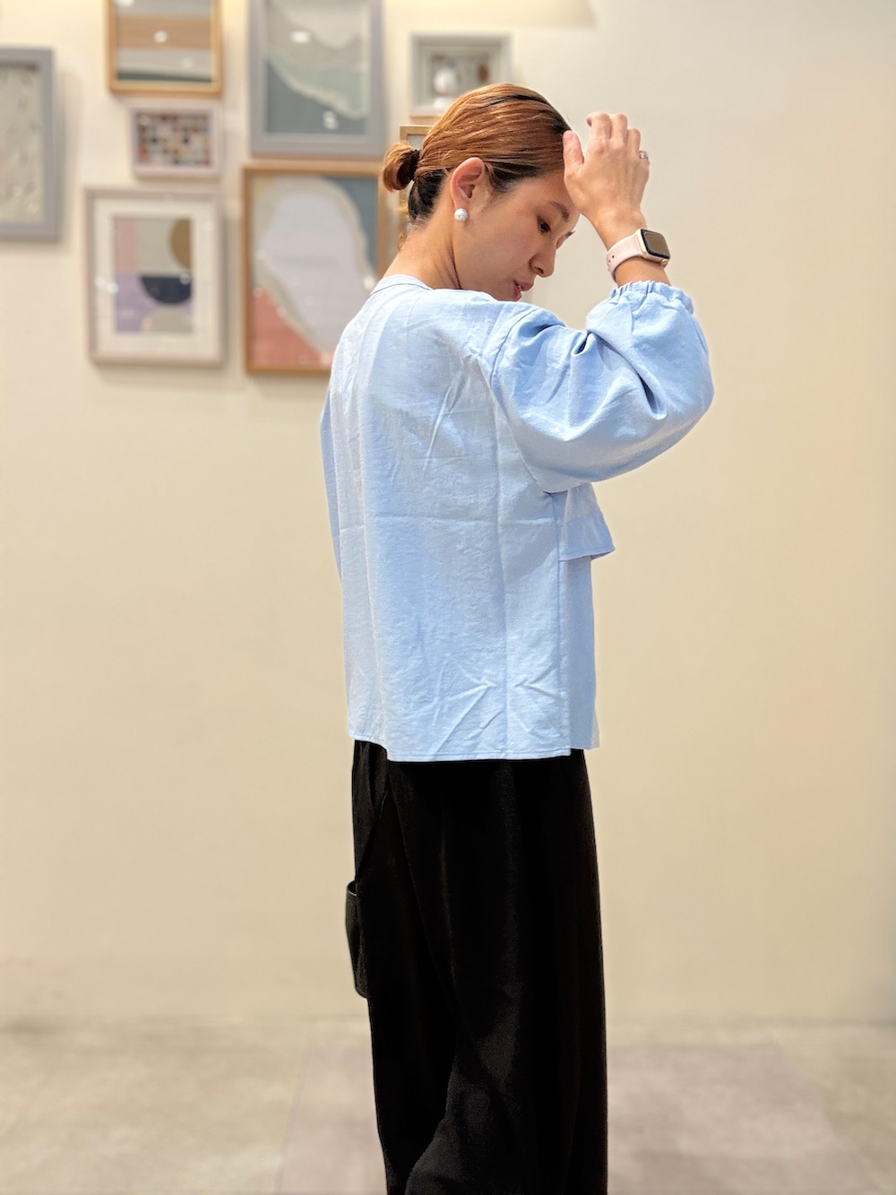 ブルー系のシャツ/ブラウス、ブラック系のその他パンツ、ブラック系のショルダーバッグを着用したレディースの夏コーディネートの5枚目の写真
