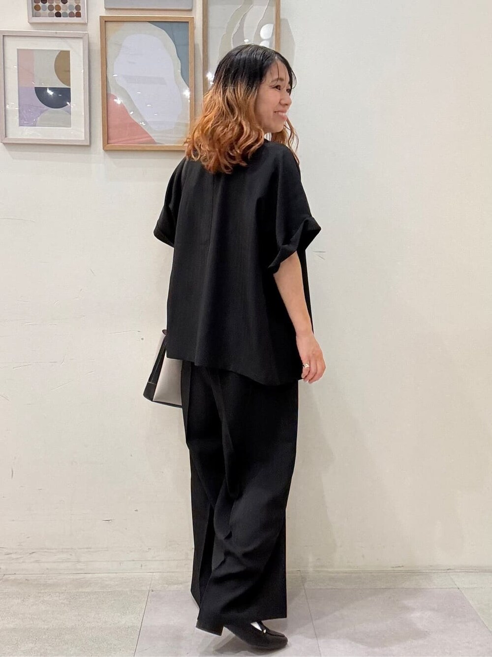 ブラック系のテーラードジャケット、ホワイト系のTシャツ/カットソー、ブラック系のその他パンツを着用したレディースの夏コーディネートの3枚目の写真