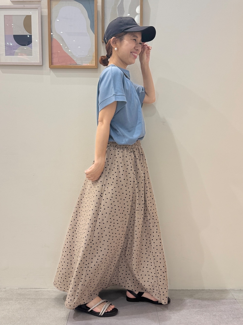 ブルー系のTシャツ/カットソー、ブラウン系のスカート、ブラウン系のサンダルを着用したレディースの夏コーディネートの2枚目の写真