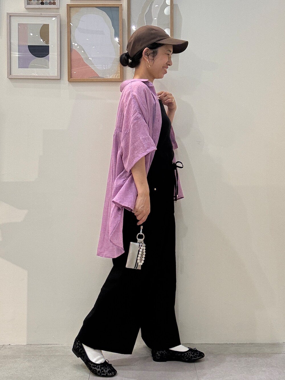 ピンク系のシャツ/ブラウス、ブラック系のタンクトップ、ブラック系のその他パンツを着用したレディースの春コーディネートの2枚目の写真
