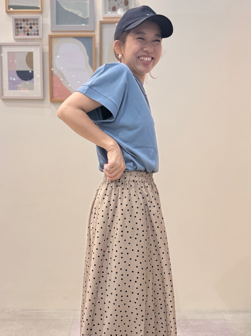 ブルー系のTシャツ/カットソー、ブラウン系のスカート、ブラウン系のサンダルを着用したレディースの夏コーディネートの5枚目の写真