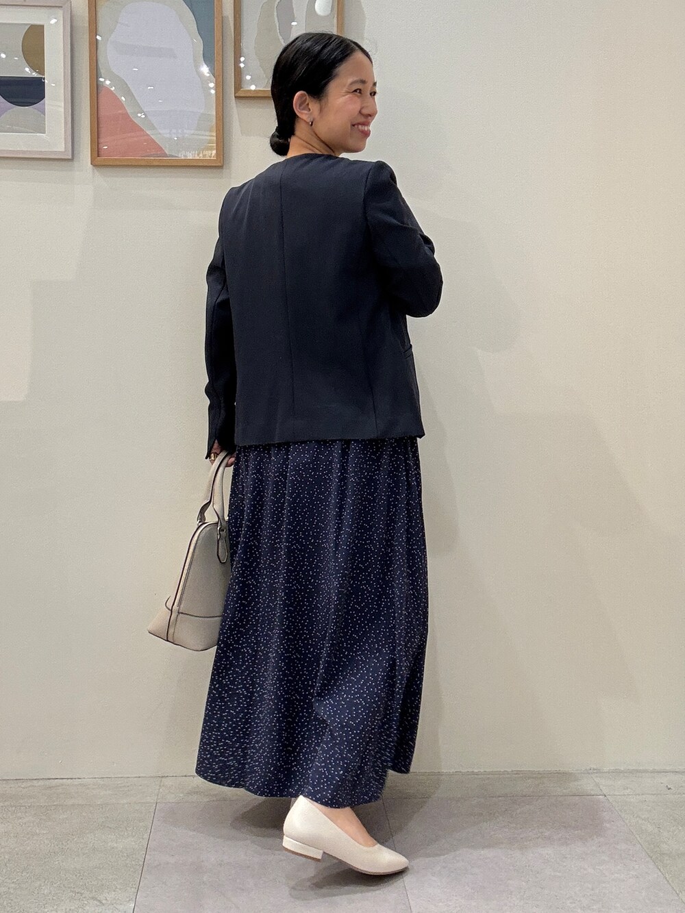 ブルー系のノーカラージャケット、ピンク系のシャツ/ブラウス、ブルー系のスカートを着用したレディースの春コーディネートの3枚目の写真