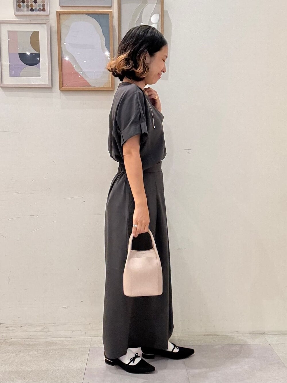 グレー系のシャツ/ブラウス、グレー系のその他パンツ、ベージュ系のショルダーバッグを着用したレディースの夏コーディネートの2枚目の写真