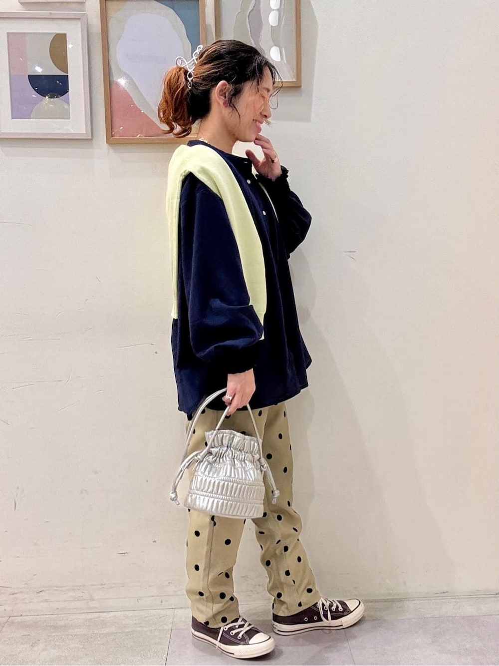 イエロー系のカーディガン/ボレロ、ブルー系のシャツ/ブラウス、ベージュ系のその他パンツを着用したレディースの春コーディネートの2枚目の写真