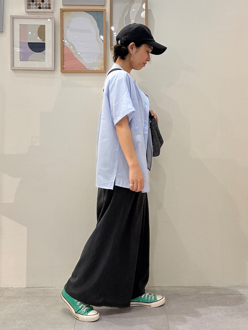 グレー系のダウンジャケット/コート、ブラック系のショルダーバッグ、ホワイト系のTシャツ/カットソーを着用したレディースの春コーディネートの2枚目の写真