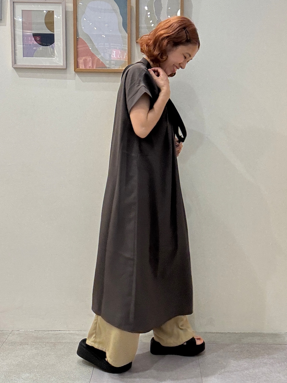 ブラウン系のワンピース、イエロー系のその他パンツ、イエロー系のショルダーバッグを着用したレディースの夏コーディネートの2枚目の写真