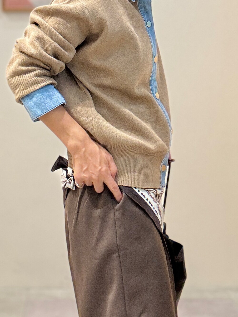 ベージュ系のカーディガン/ボレロ、ブラウン系のその他パンツ、ブラック系のその他シューズを着用したレディースの秋コーディネートの5枚目の写真