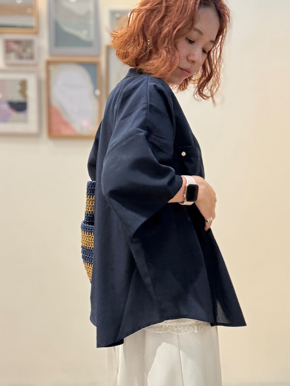 ブルー系のシャツ/ブラウス、ベージュ系のTシャツ/カットソー、グリーン系のその他パンツを着用したレディースの夏コーディネートの5枚目の写真