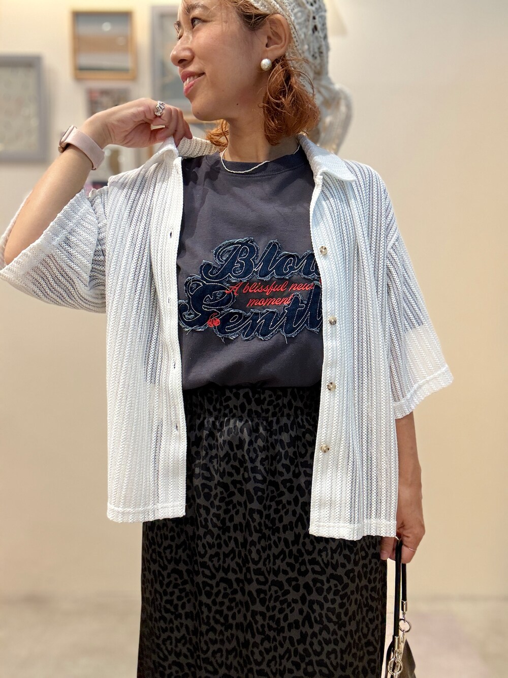 ホワイト系のシャツ/ブラウス、グレー系のTシャツ/カットソー、グレー系のスカートを着用したレディースの夏コーディネートの4枚目の写真