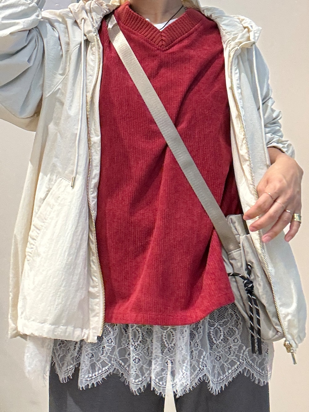 ホワイト系のブルゾン、ホワイト系のTシャツ/カットソー、レッド系のTシャツ/カットソーを着用したレディースの秋コーディネートの5枚目の写真