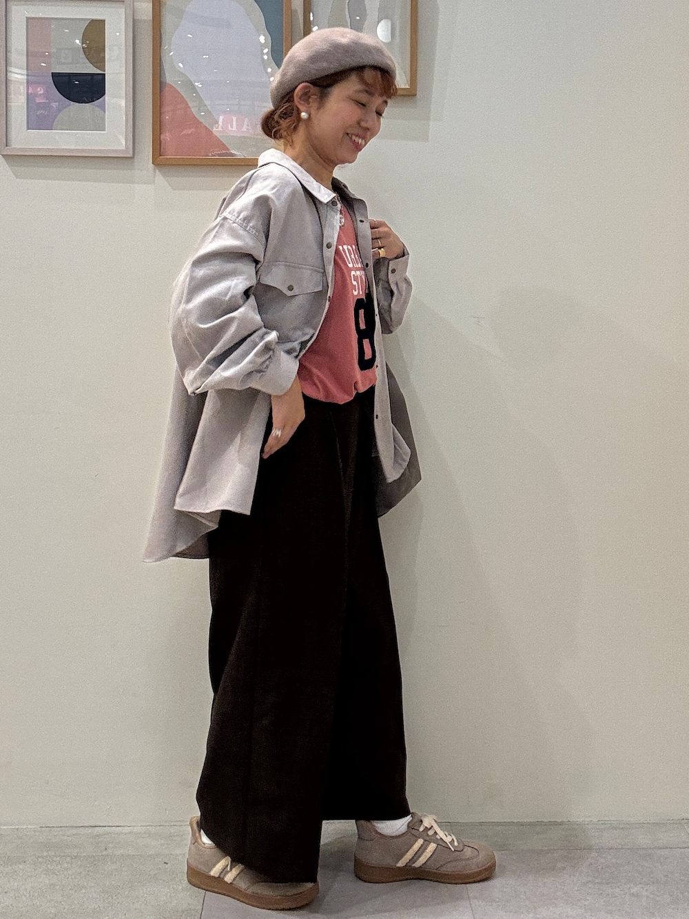 ピンク系のTシャツ/カットソー、ブラウン系のその他パンツ、ベージュ系のスニーカーを着用したレディースの秋コーディネートの2枚目の写真