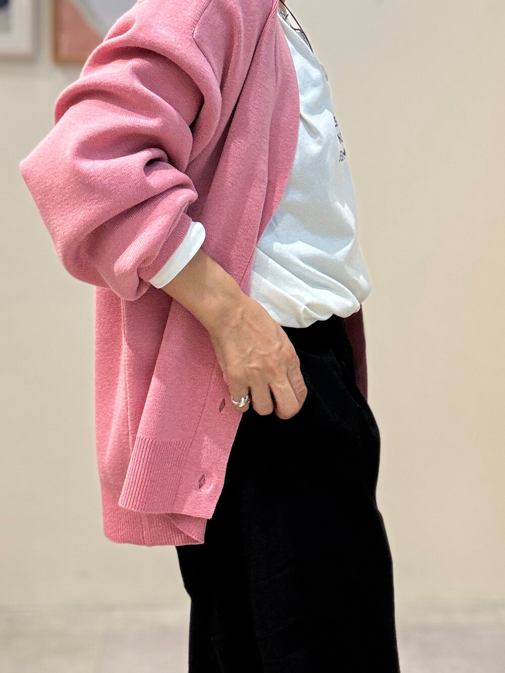 ホワイト系のTシャツ/カットソー、ブラック系のその他パンツ、ブラック系のショルダーバッグを着用したレディースの秋コーディネートの4枚目の写真