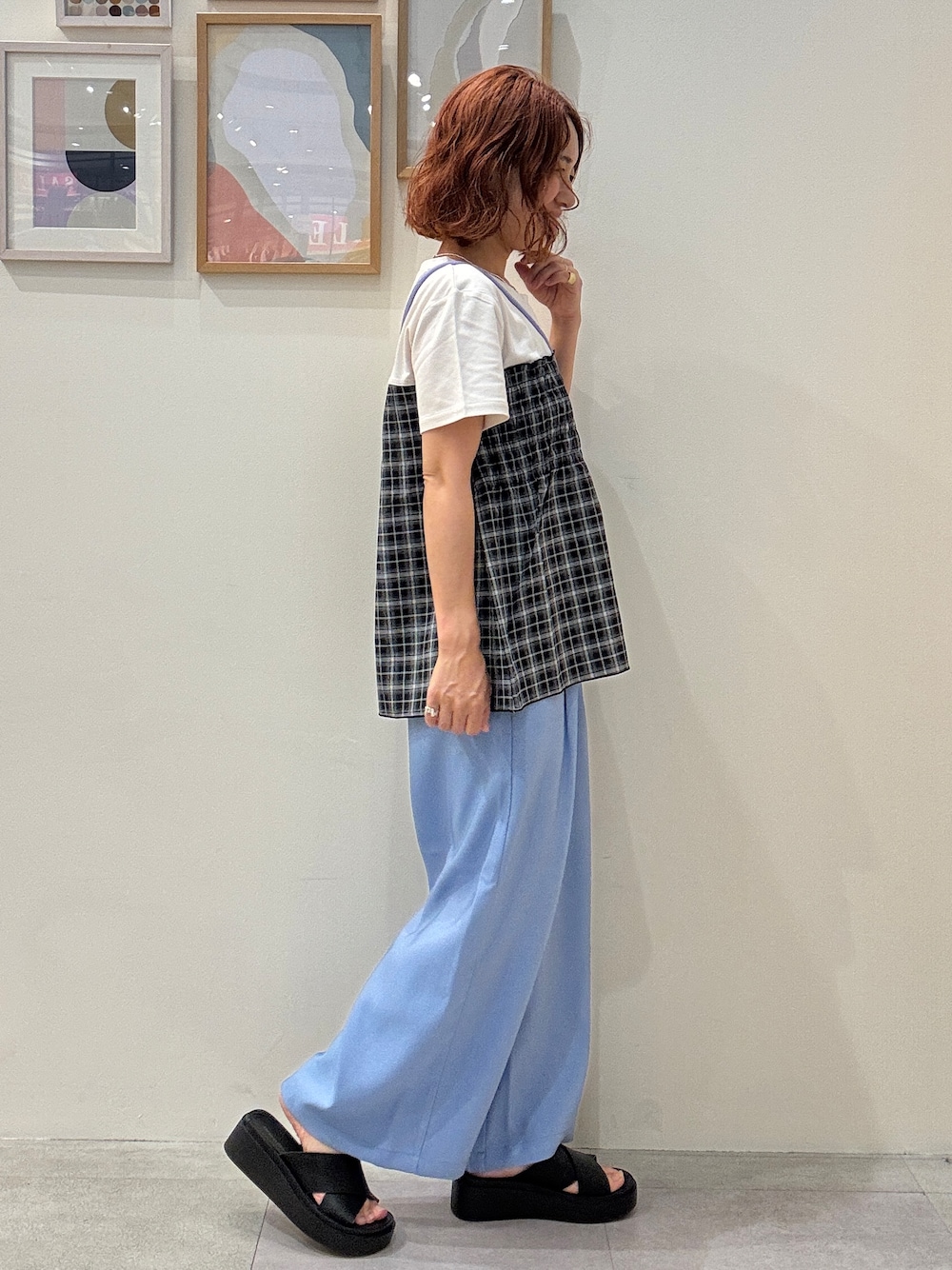 ブラック系のTシャツ/カットソー、ブルー系のその他パンツ、パープル系のショルダーバッグを着用したレディースの夏コーディネートの2枚目の写真