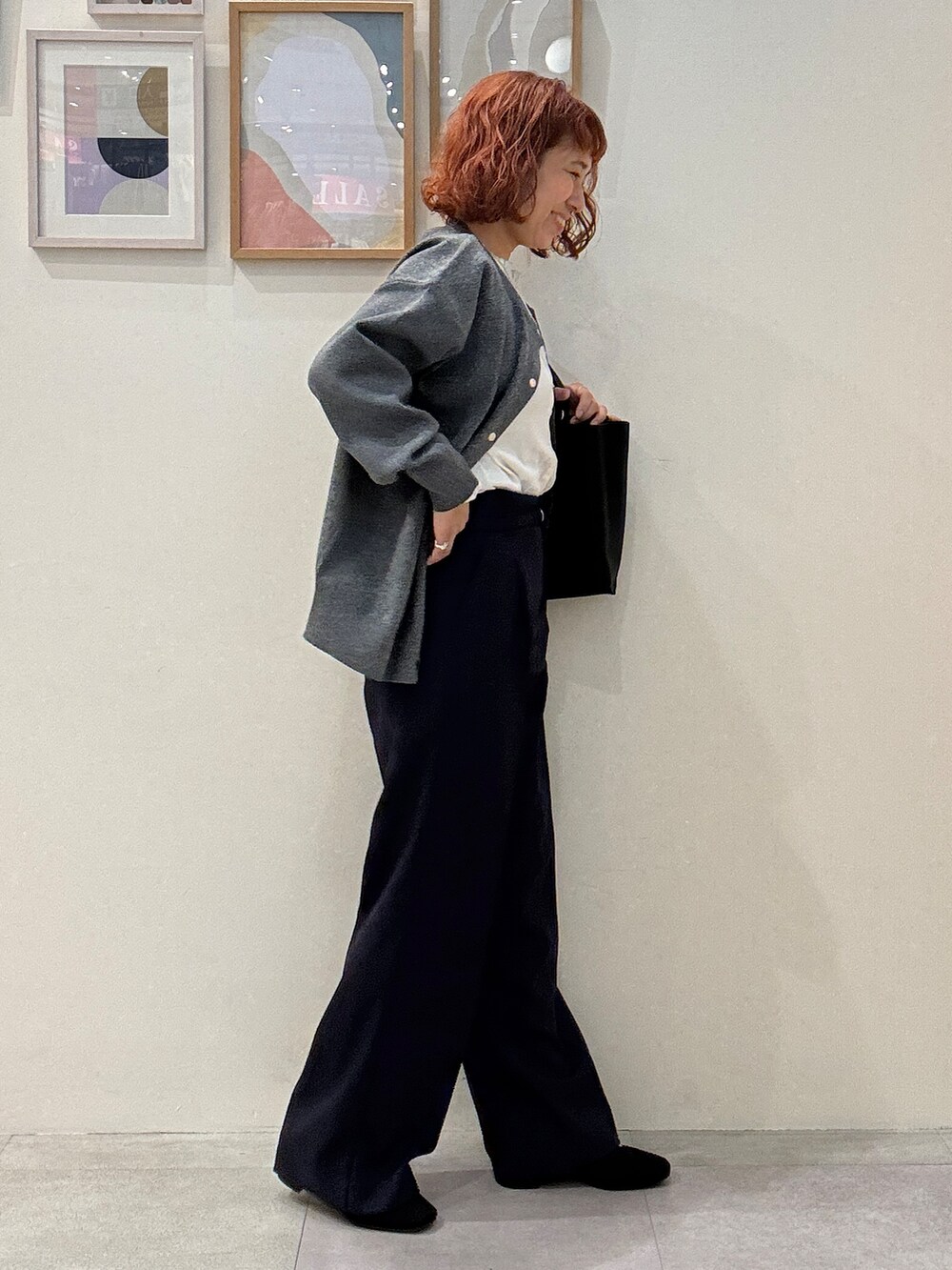 グレー系のカーディガン/ボレロ、ホワイト系のシャツ/ブラウス、ブルー系のその他パンツを着用したレディースの秋コーディネートの2枚目の写真