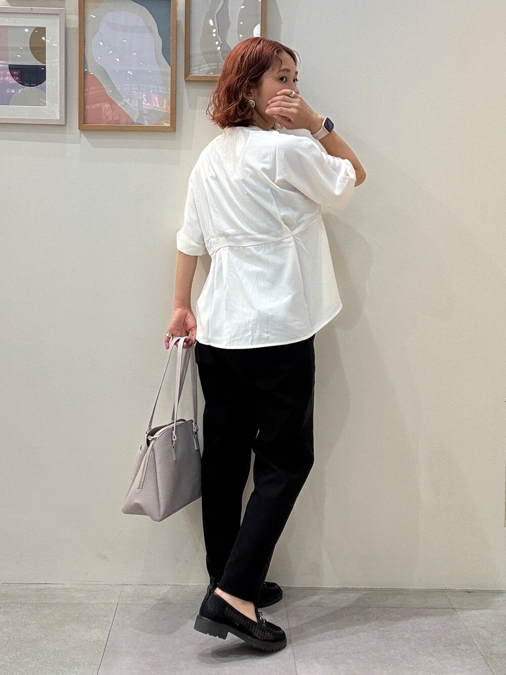ホワイト系のシャツ/ブラウス、ブラック系のその他パンツ、グレー系のトートバッグを着用したレディースの夏コーディネートの3枚目の写真