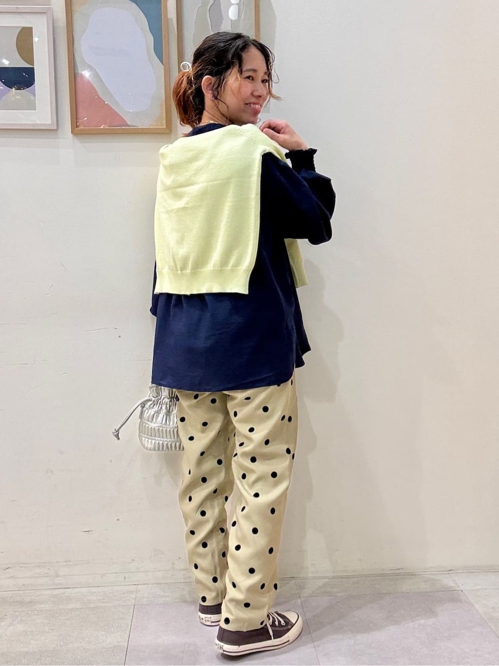 イエロー系のカーディガン/ボレロ、ブルー系のシャツ/ブラウス、ベージュ系のその他パンツを着用したレディースの春コーディネートの3枚目の写真