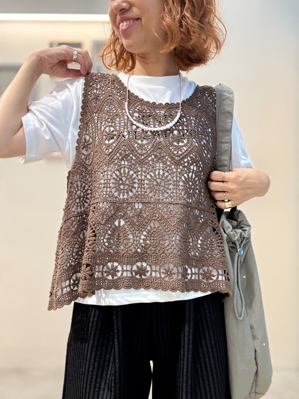 ブラック系のその他パンツ、ブラック系のサンダル、ベージュ系のトートバッグを着用したレディースの夏コーディネートの5枚目の写真