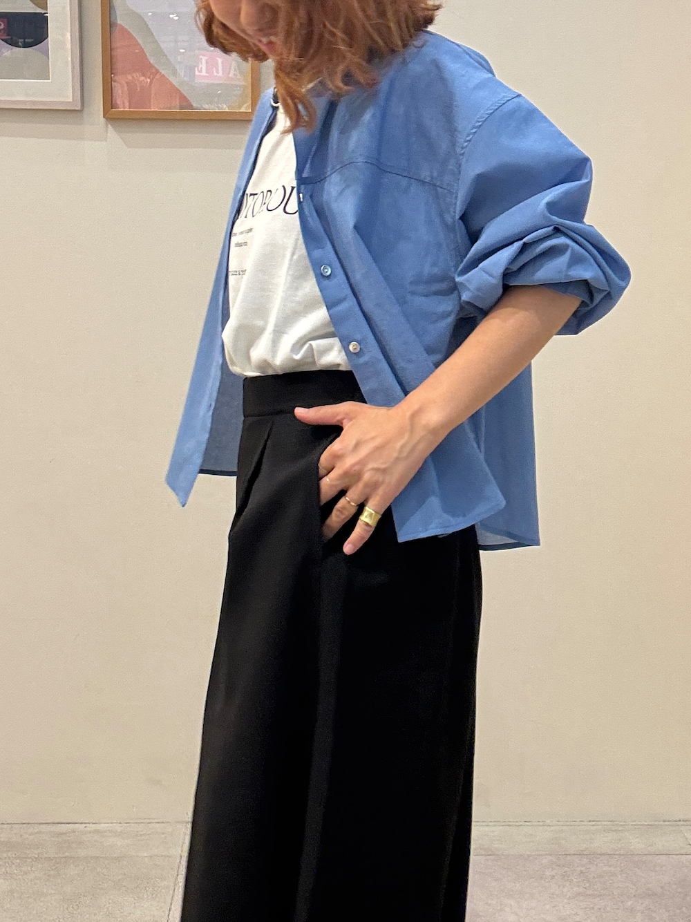 ブルー系のシャツ/ブラウス、ホワイト系のTシャツ/カットソー、ブラック系のその他パンツを着用したレディースの夏コーディネートの5枚目の写真