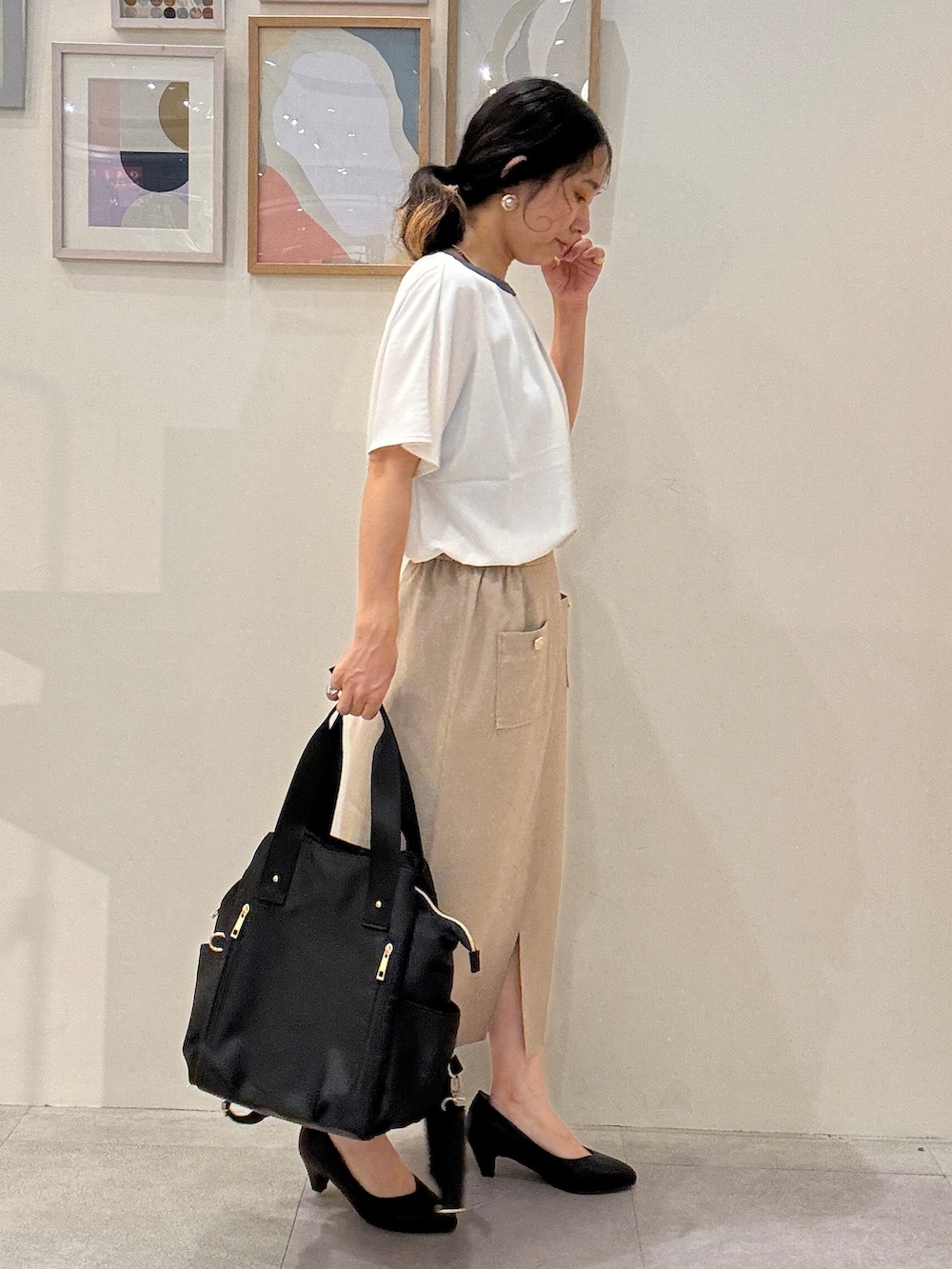 ベージュ系のブルゾン、ホワイト系のシャツ/ブラウス、ベージュ系のスカートを着用したレディースの夏コーディネートの2枚目の写真