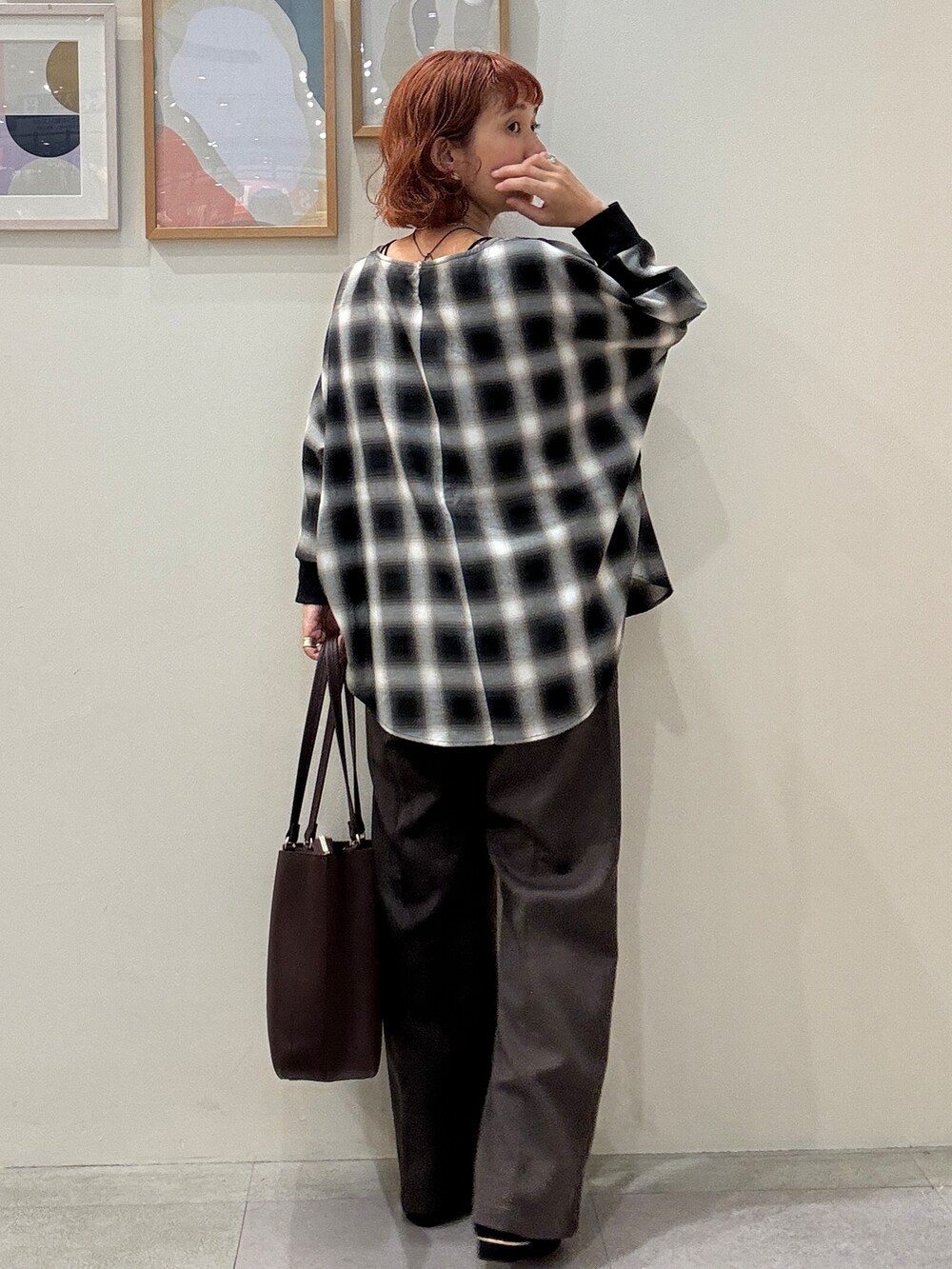グレー系のシャツ/ブラウス、ブラウン系のその他パンツ、レッド系のトートバッグを着用したレディースの秋コーディネートの3枚目の写真