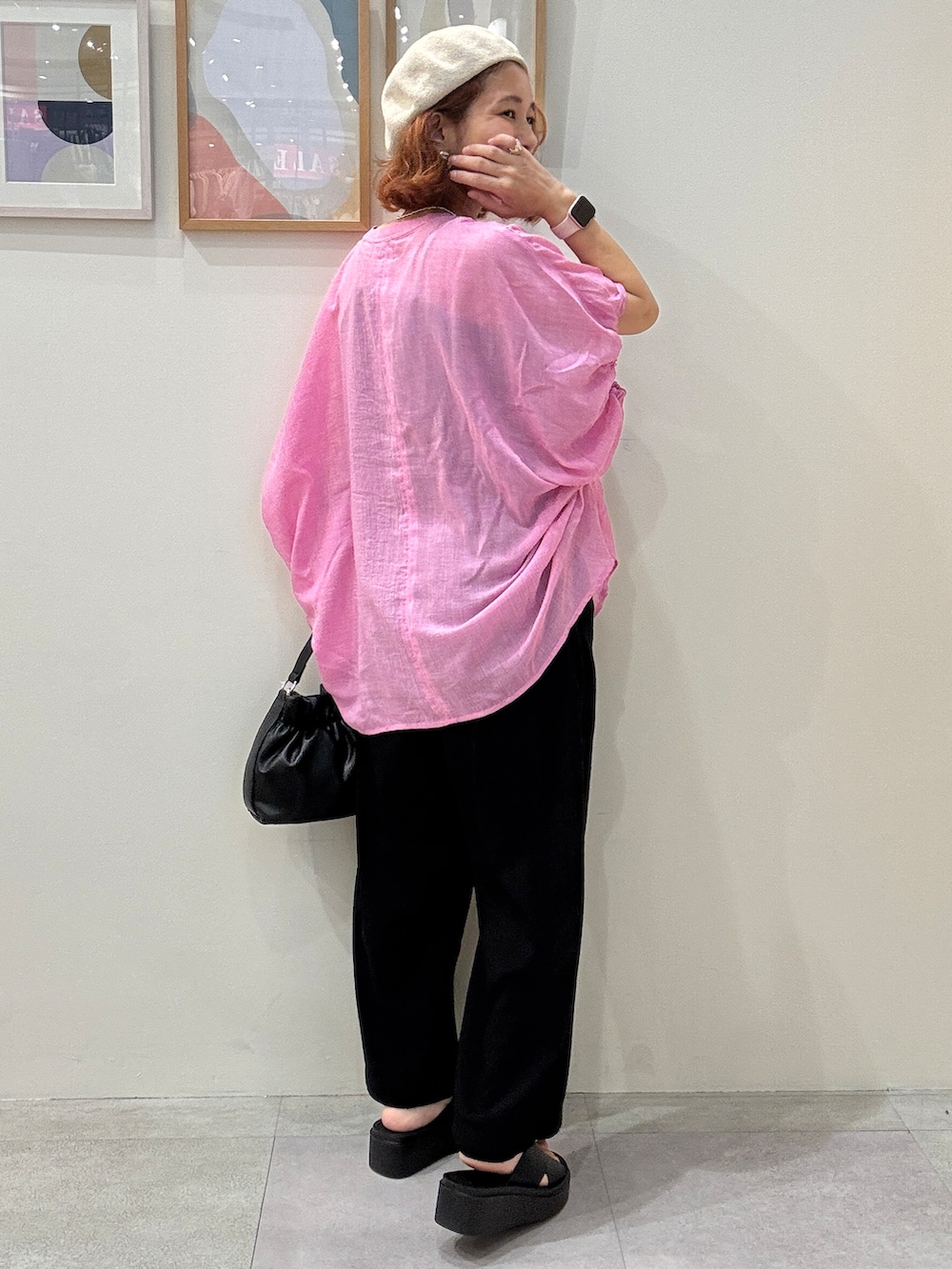 ピンク系のシャツ/ブラウス、ブラック系のその他パンツ、ブラック系のショルダーバッグを着用したレディースの夏コーディネートの3枚目の写真