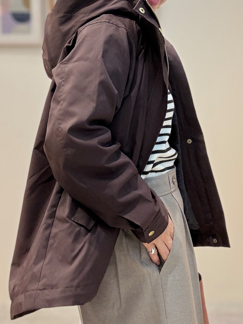 ホワイト系のニット/セーター、ベージュ系のその他パンツ、ブラック系のパンプスを着用したレディースの秋コーディネートの4枚目の写真